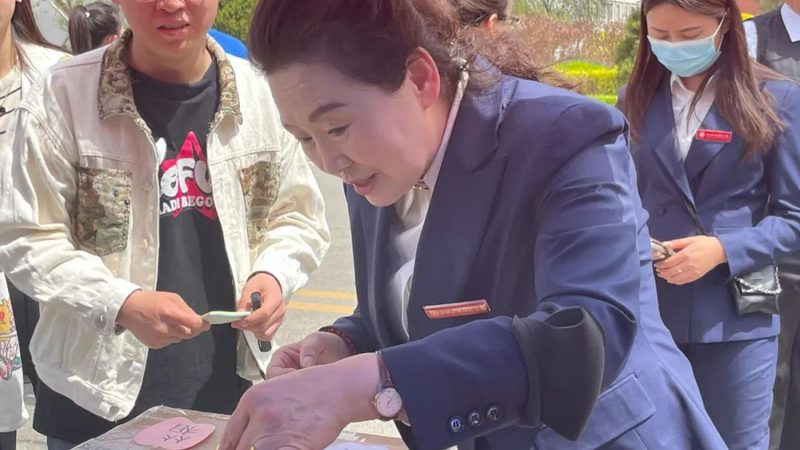 选择直播代运营服务商时，首先要关注其资质。以下是一些关键资质：